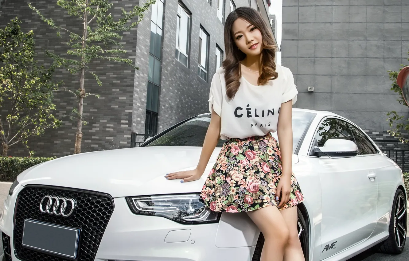 Фото обои взгляд, Audi, Девушки, красивая девушка, белый авто, опёрлась на машину