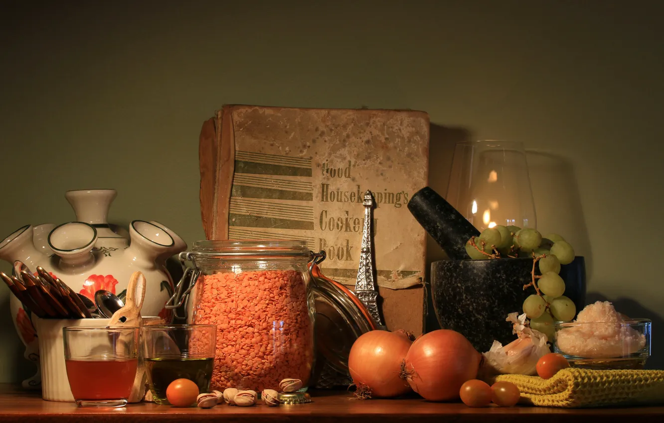 Фото обои лук, виноград, книга, натюрморт, томат, помидор, чеснок, фисташки