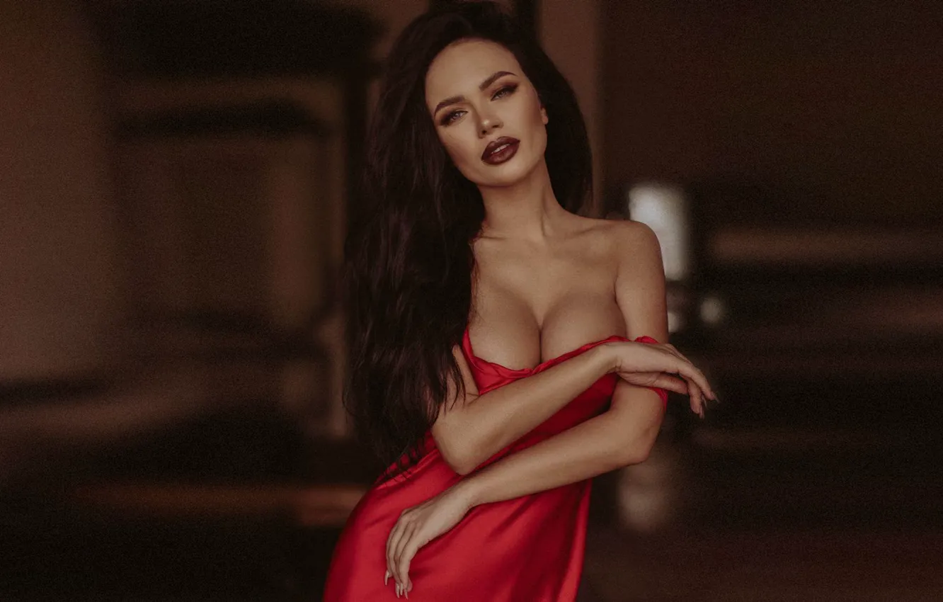 Фото обои взгляд, секси, поза, модель, красное платье, cleavage, большая грудь, pose
