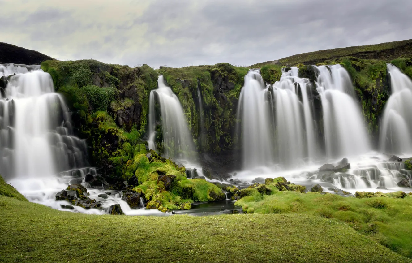 Фото обои зелень, небо, камни, скалы, растительность, водопад, поток, водопады