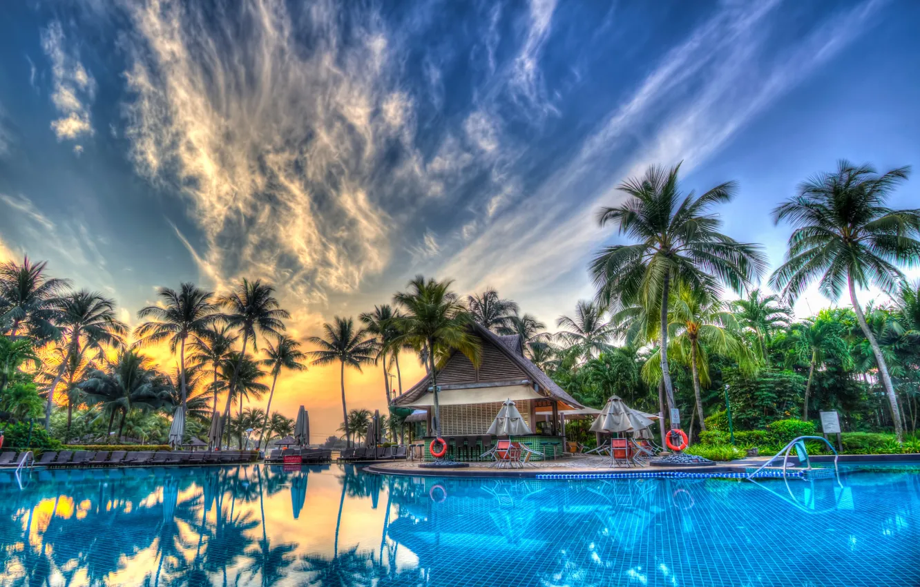 Фото обои небо, облака, пальмы, интерьер, бассейн, екстерьер, pool.