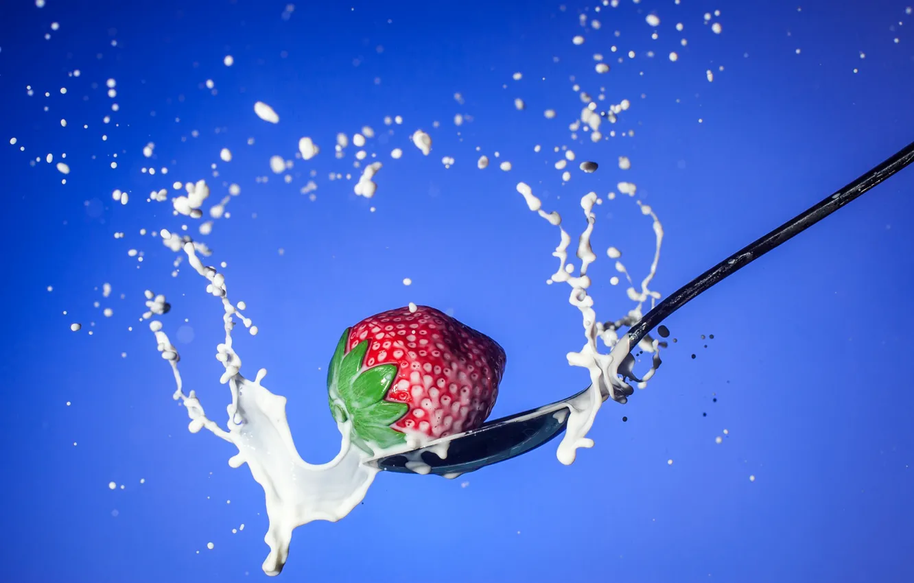 Фото обои брызги, молоко, клубника, ягода, ложка