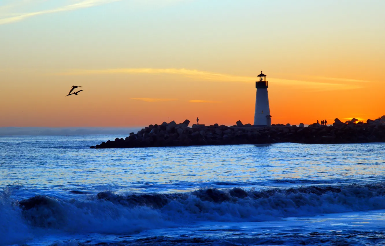 Фото обои волны, пляж, облака, закат, маяк, чайка, залив, оранжевый небо
