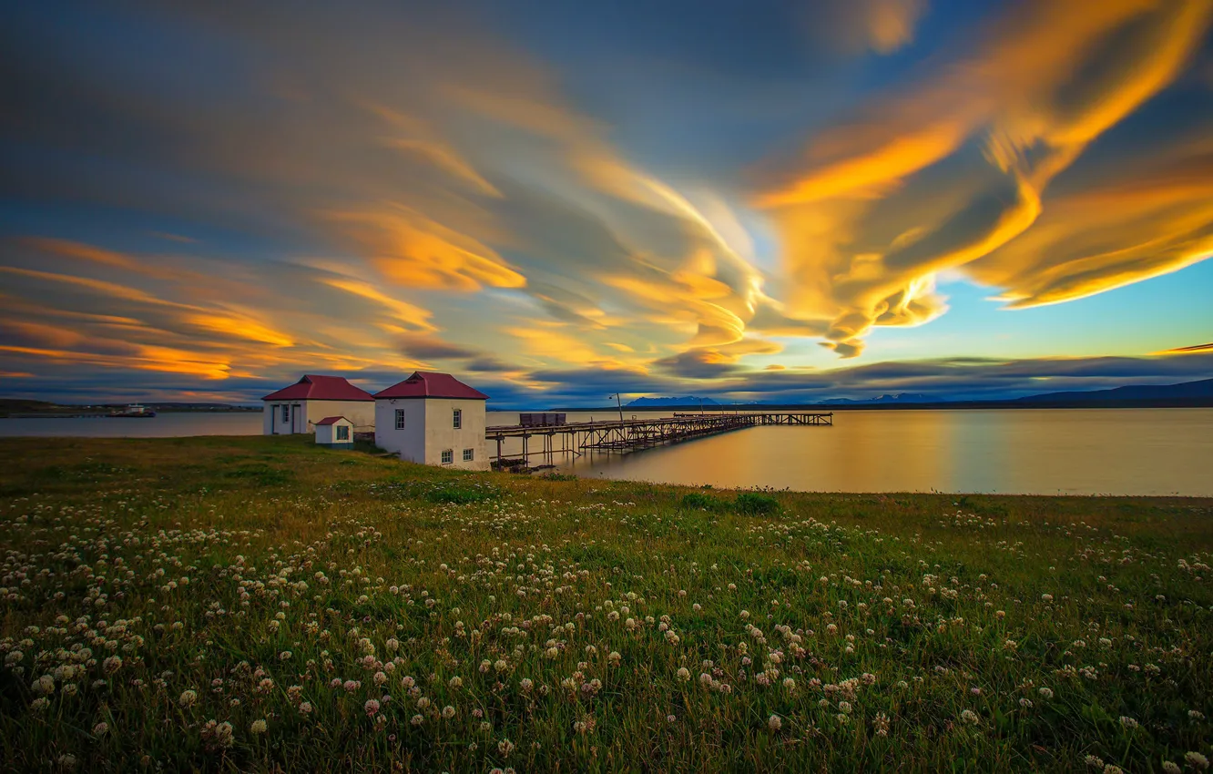 Фото обои облака, озеро, дома, причал, пирс