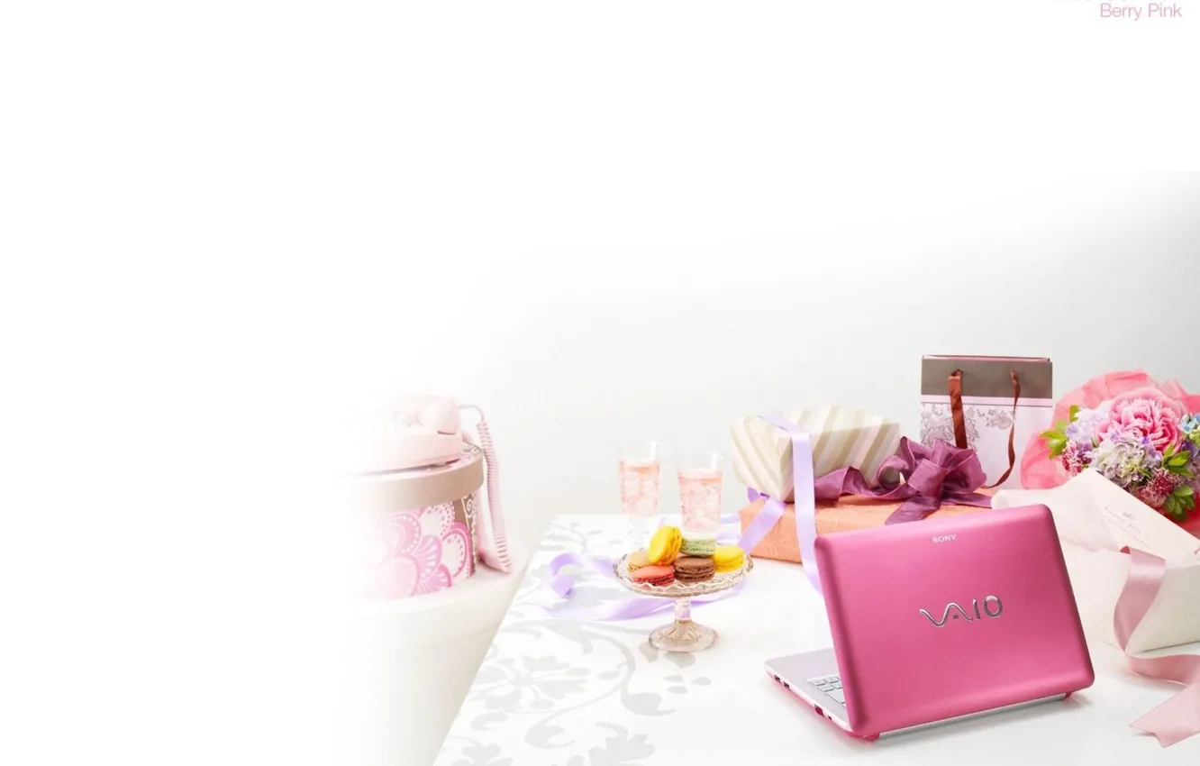 Фото обои стол, розовый, подарки, ноутбук, sony, vaio