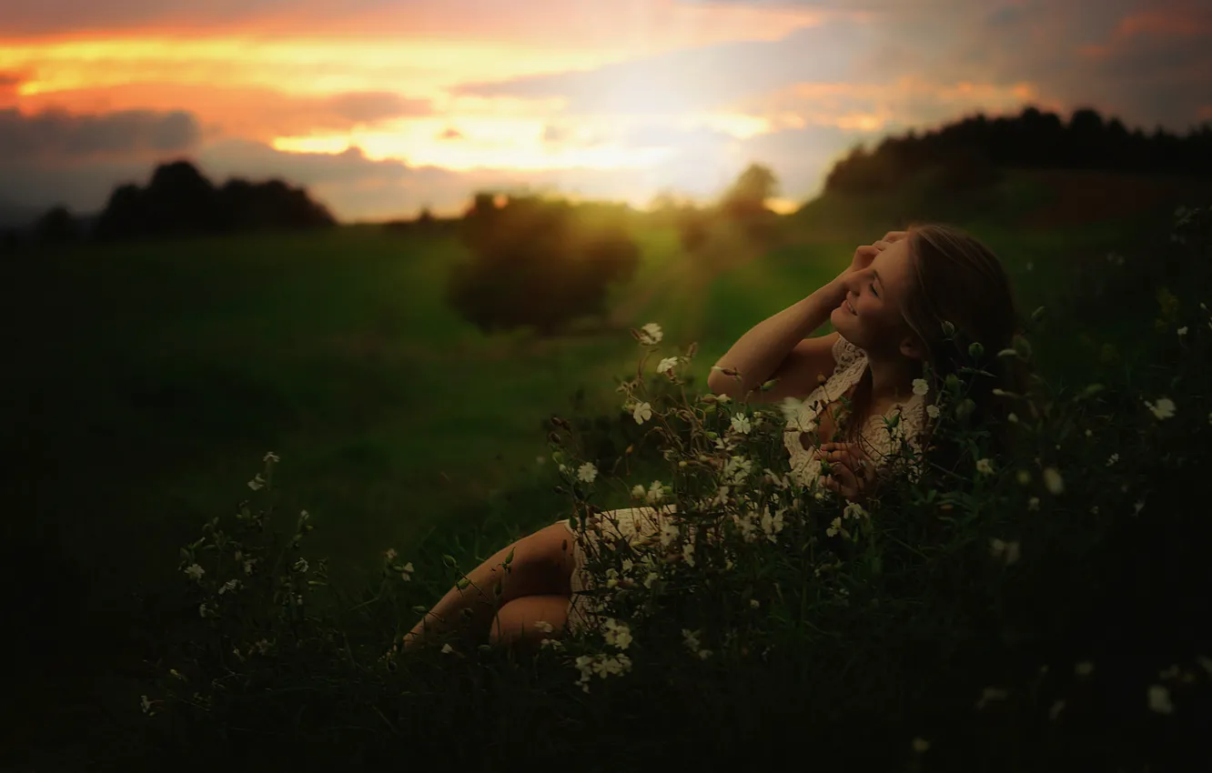 Фото обои поле, девушка, радость, закат, луг, травка