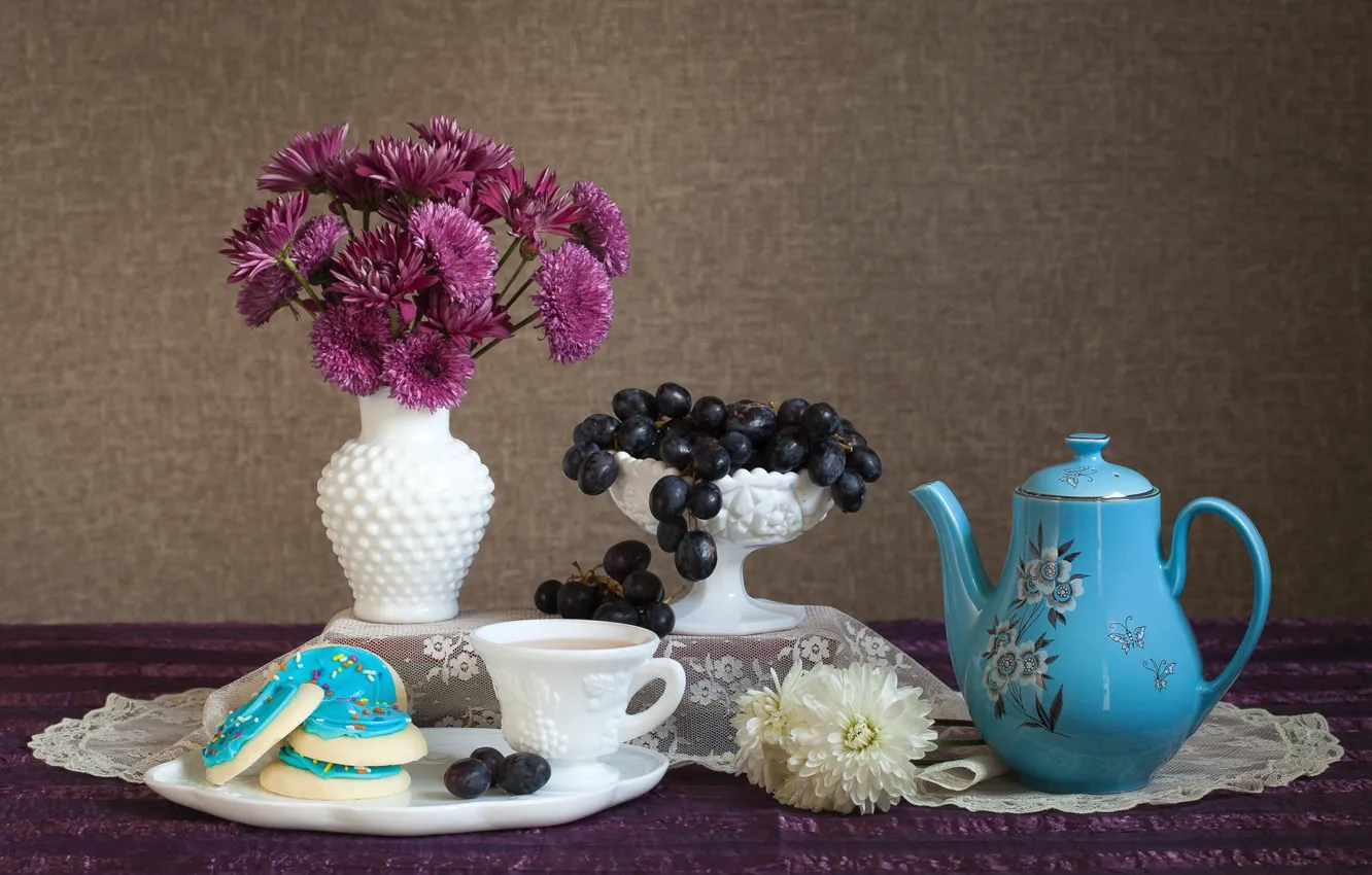 Фото обои цветы, кофе, печенье, виноград, натюрморт, хризантемы