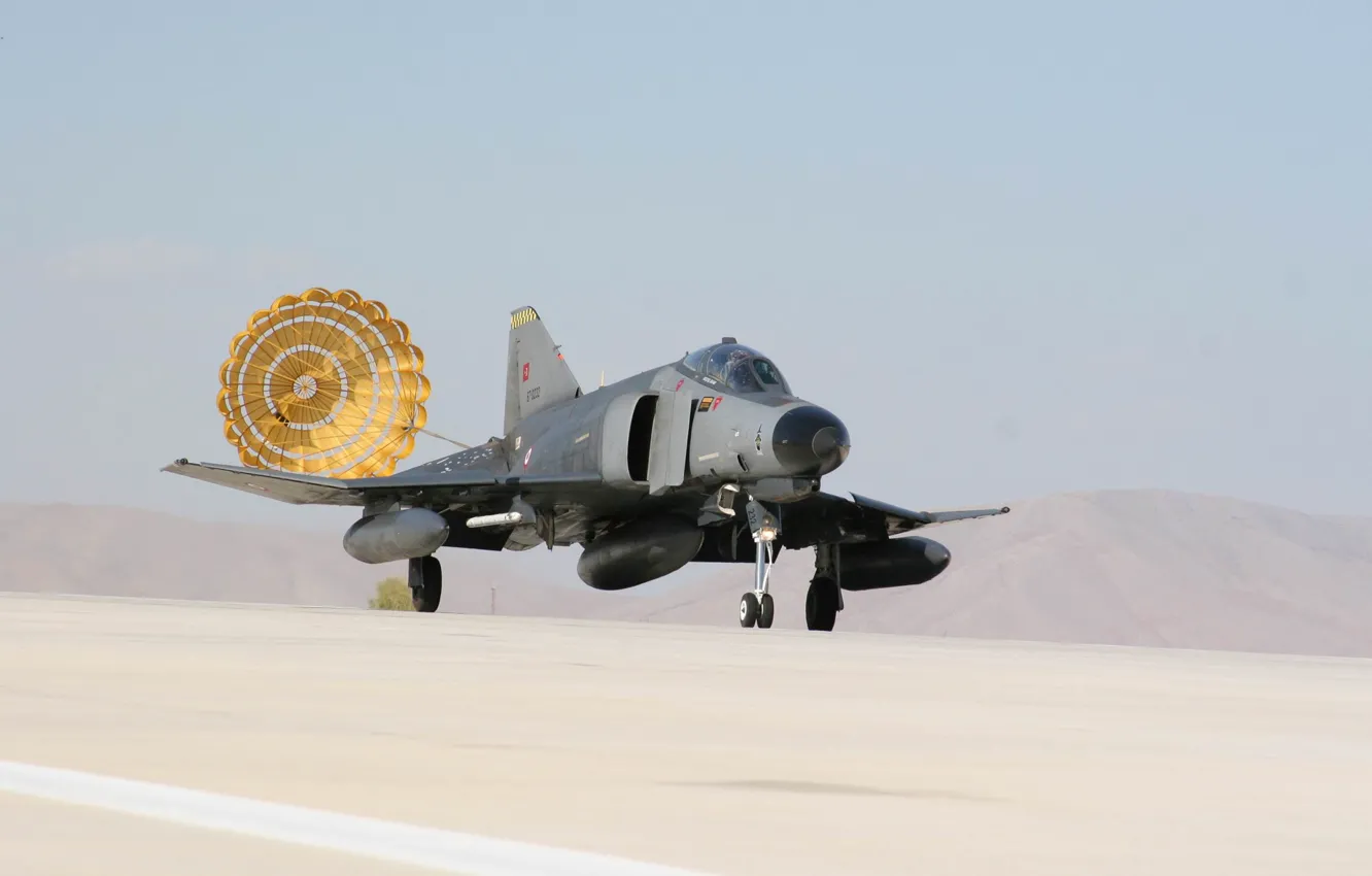 Фото обои самолет, истребитель, ВВС, McDonnell Douglas, третьего поколения, F-4 Phantom, совершает посадку, тормозной парашют выпущен