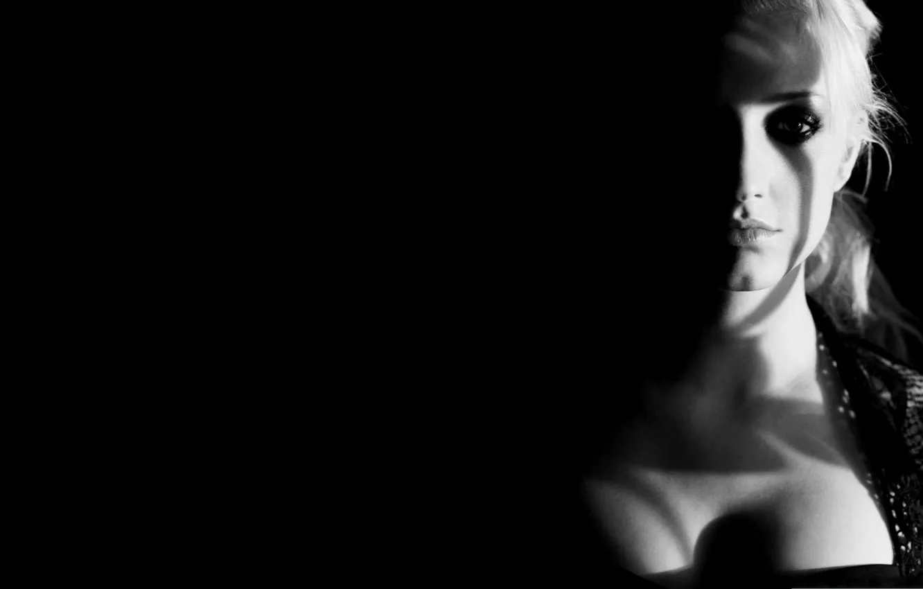 Фото обои девушка, чёрный фон, грудь и прекрасное личико, Ashlee Simpson