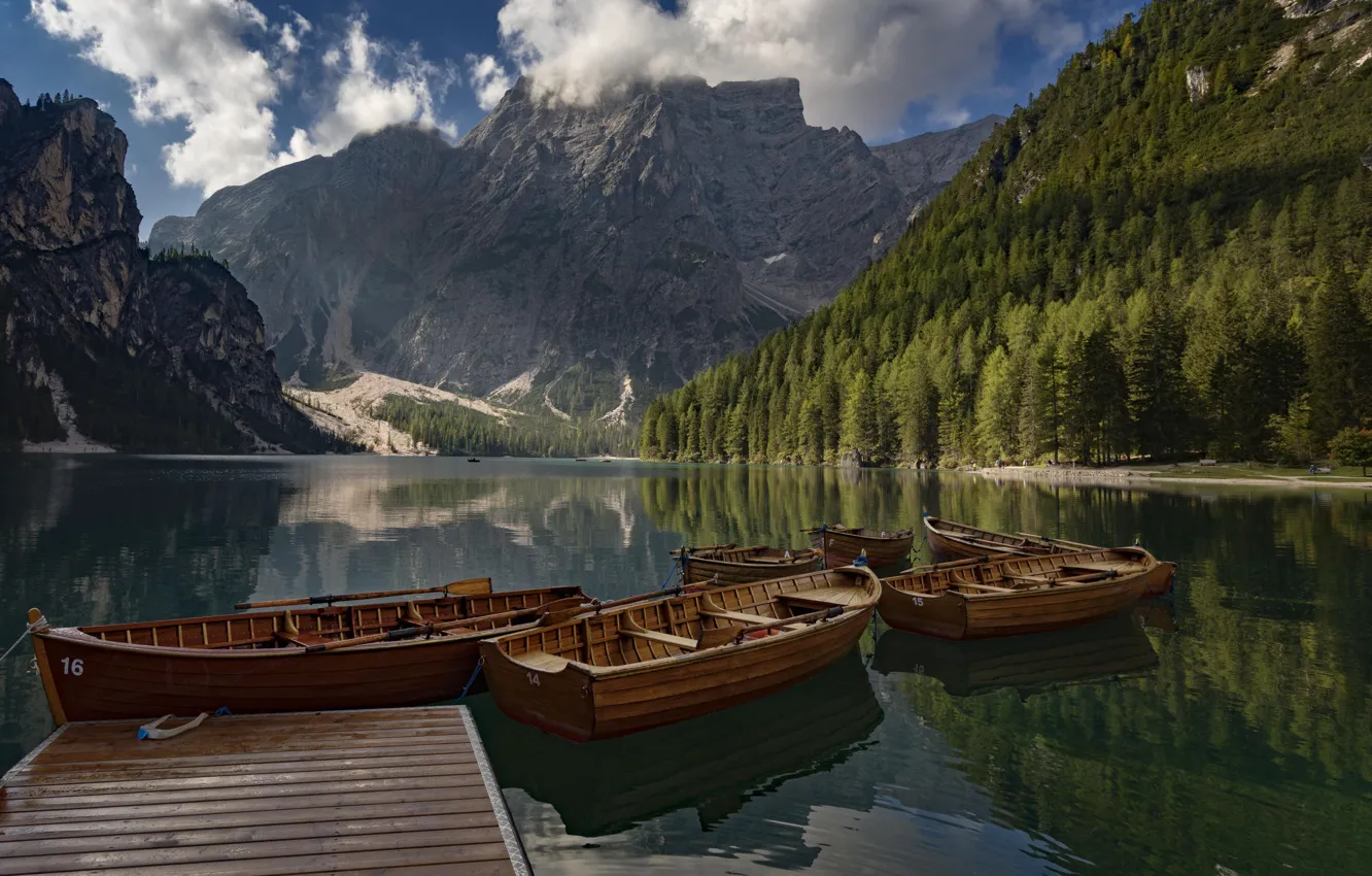 Фото обои лес, горы, озеро, пристань, лодки, Италия, Italy, Доломитовые Альпы