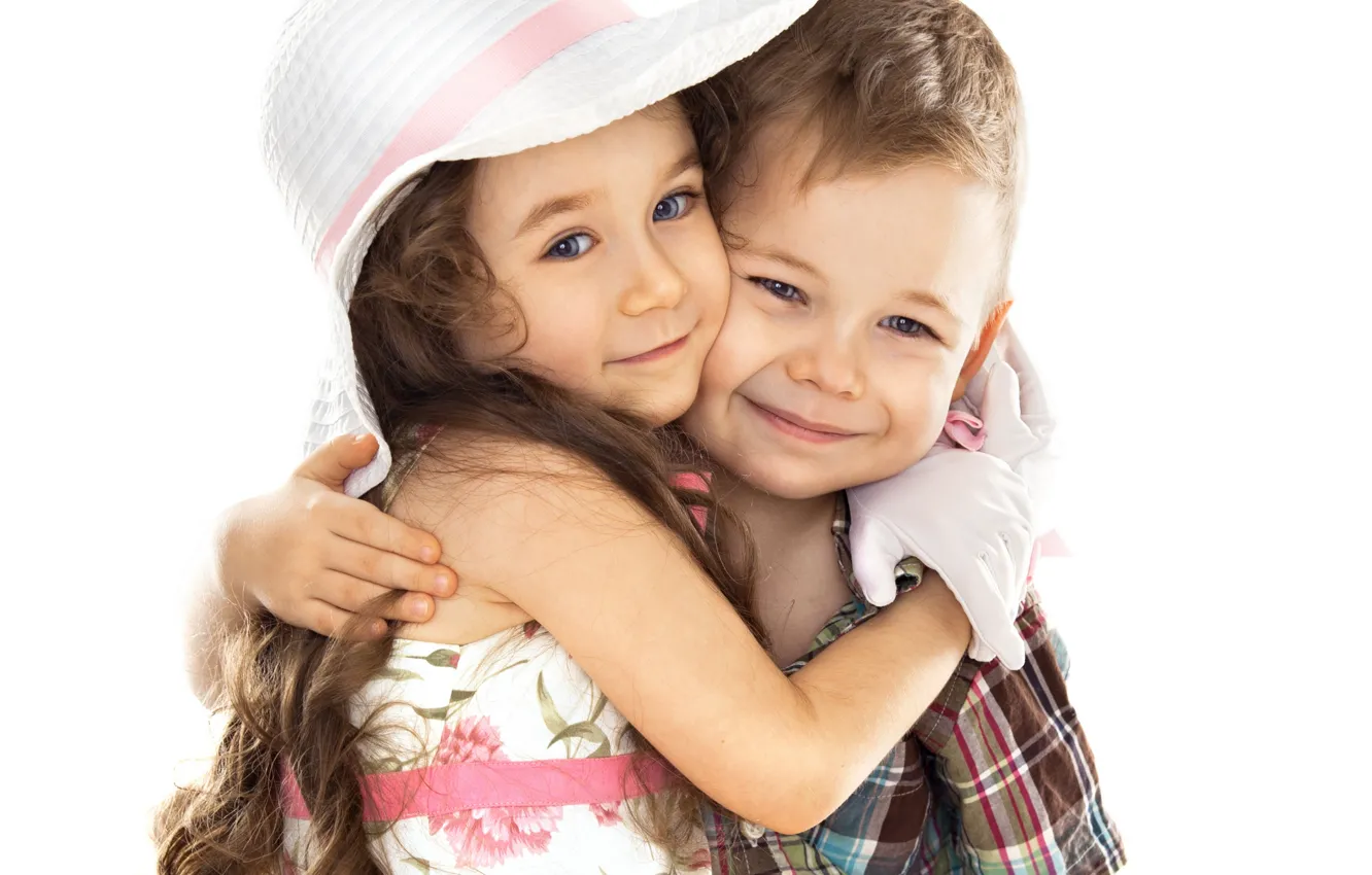 Фото обои дети, настроение, мальчик, объятия, дружба, девочка, шляпка, улыбки