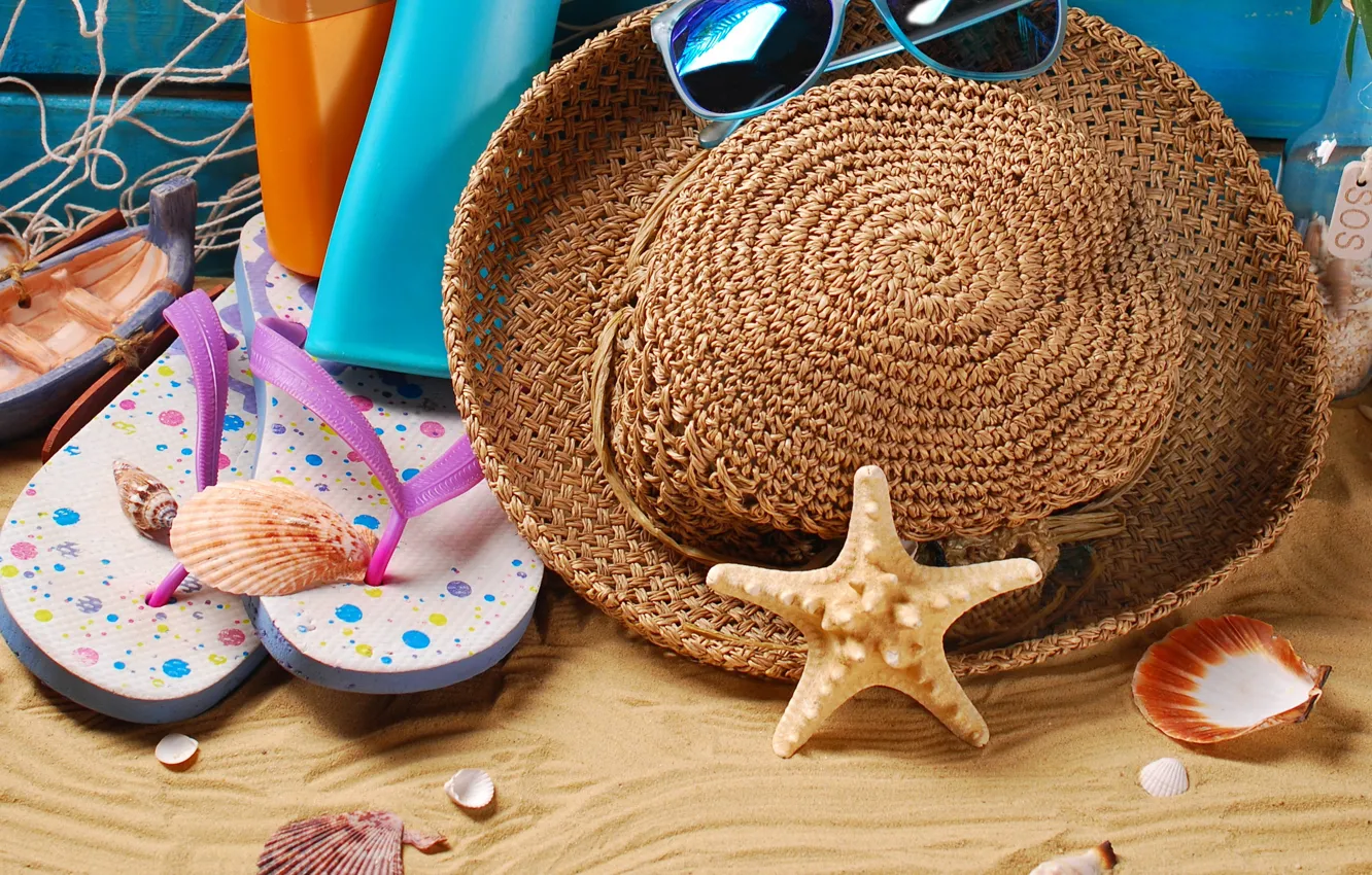 Фото обои песок, пляж, лето, отдых, шляпа, очки, ракушки, summer