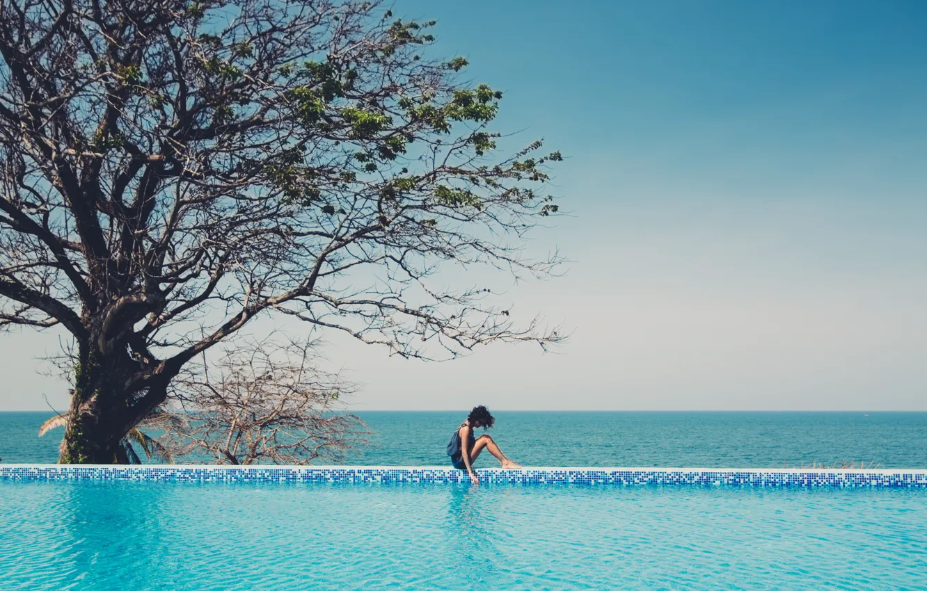 Фото обои море, девушка, дерево, океан, бассейн, сидит, кудри, локоны