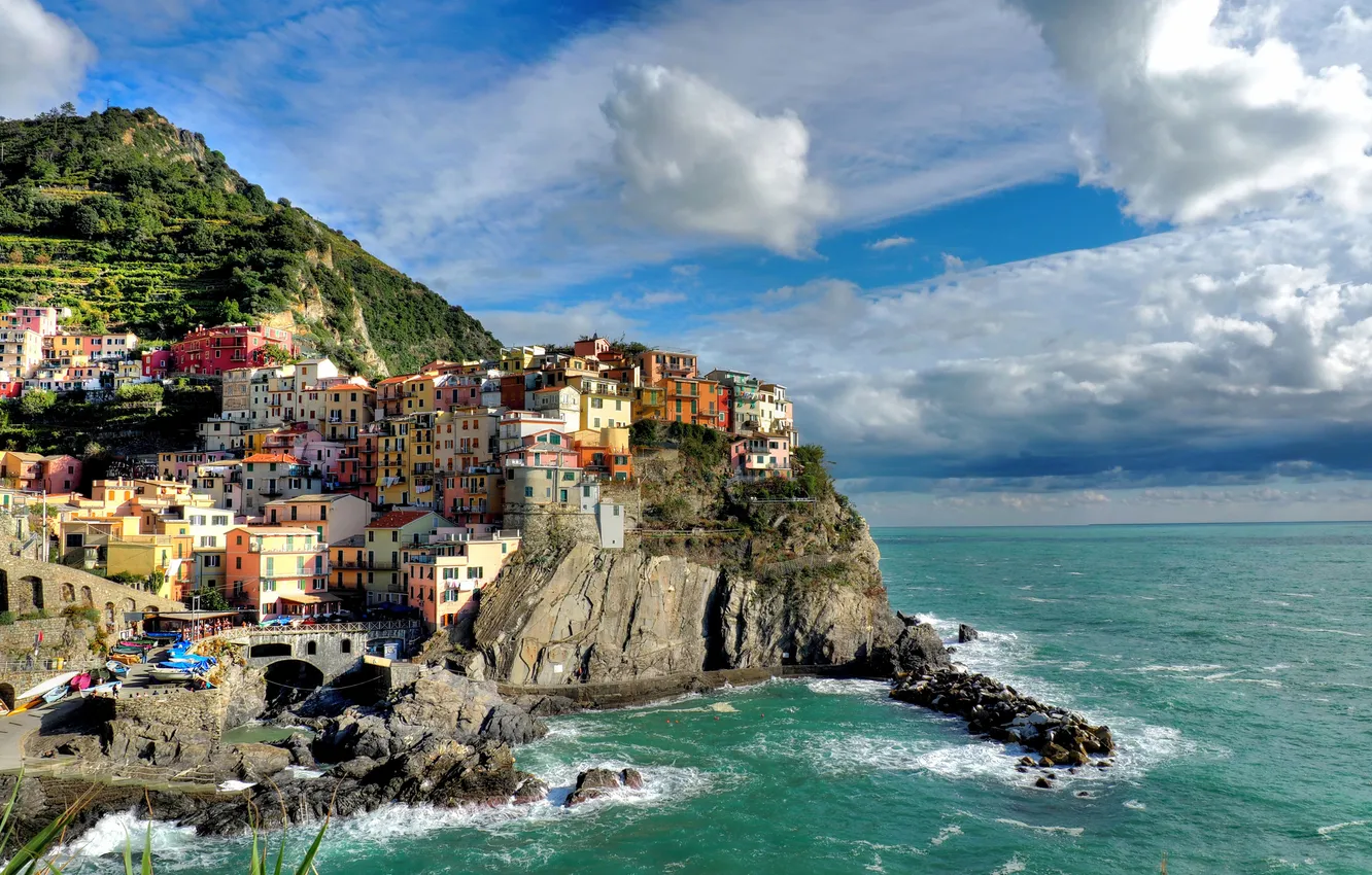 Фото обои море, облака, пейзаж, скалы, дома, Италия, Манарола, Чинкве-Терре