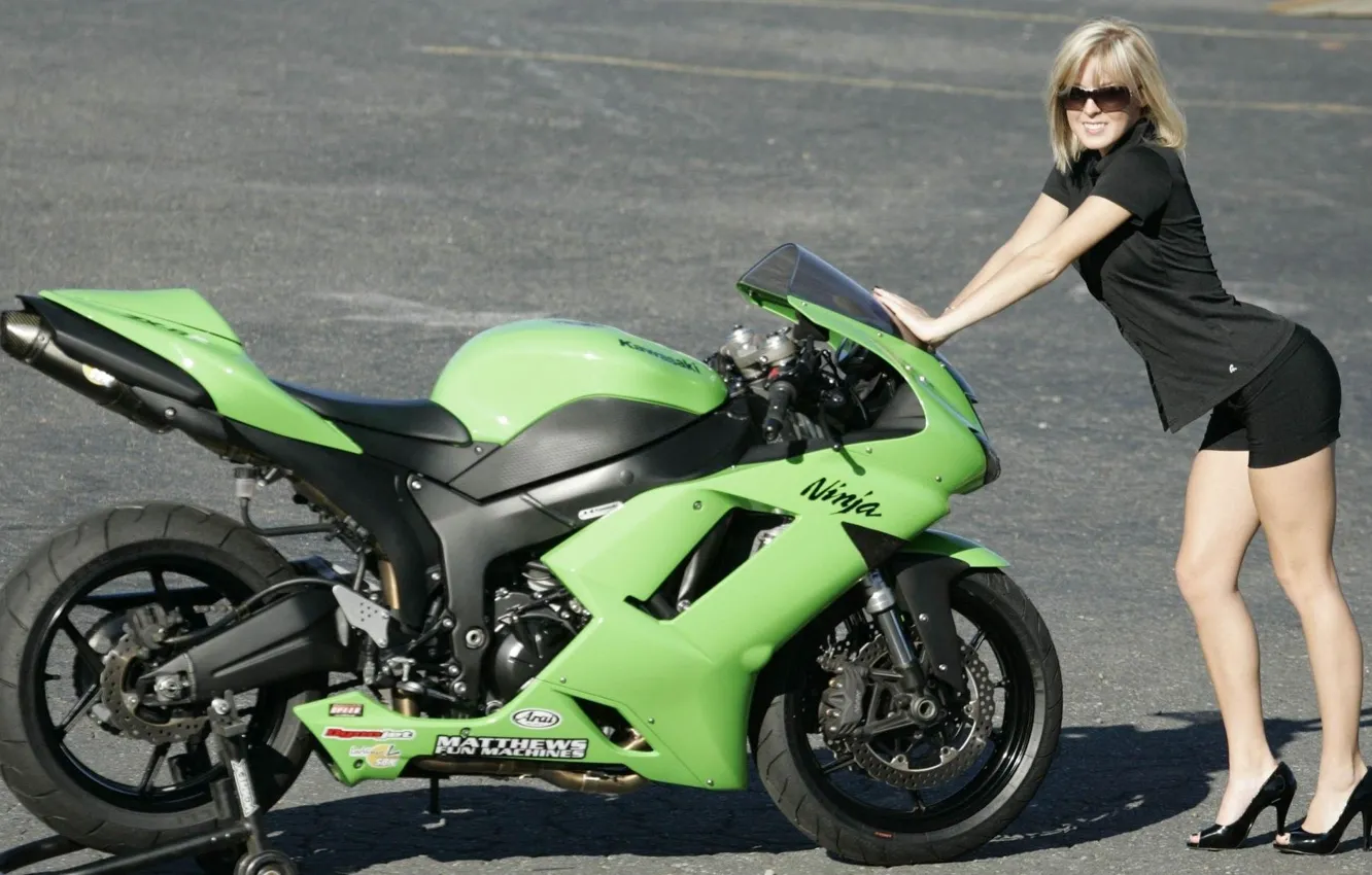 Фото обои дорога, взгляд, Девушки, очки, блондинка, красивая девушка, стоит над зеленым мотоциклом KAWASAKI