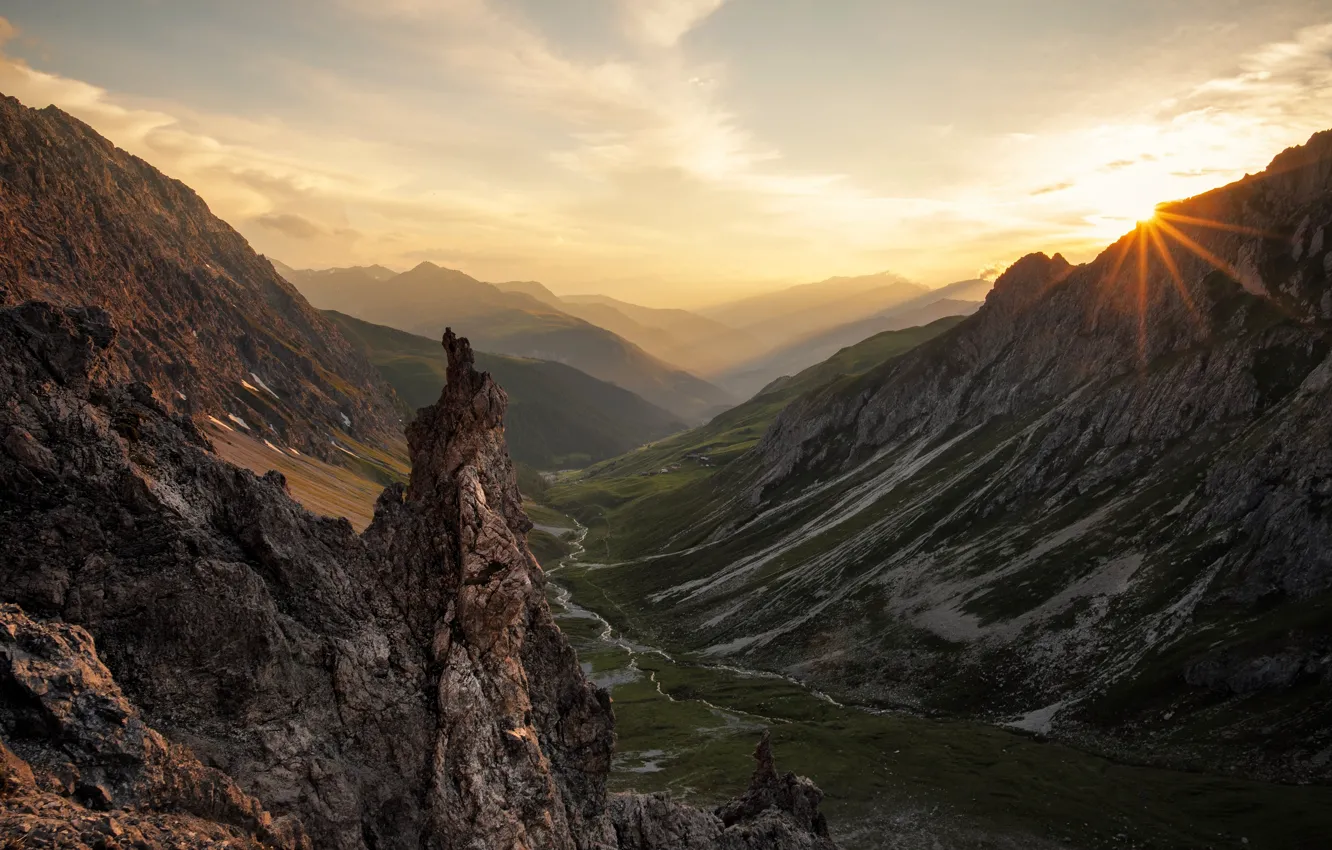 Фото обои лето, небо, солнце, облака, лучи, горы, природа, туман