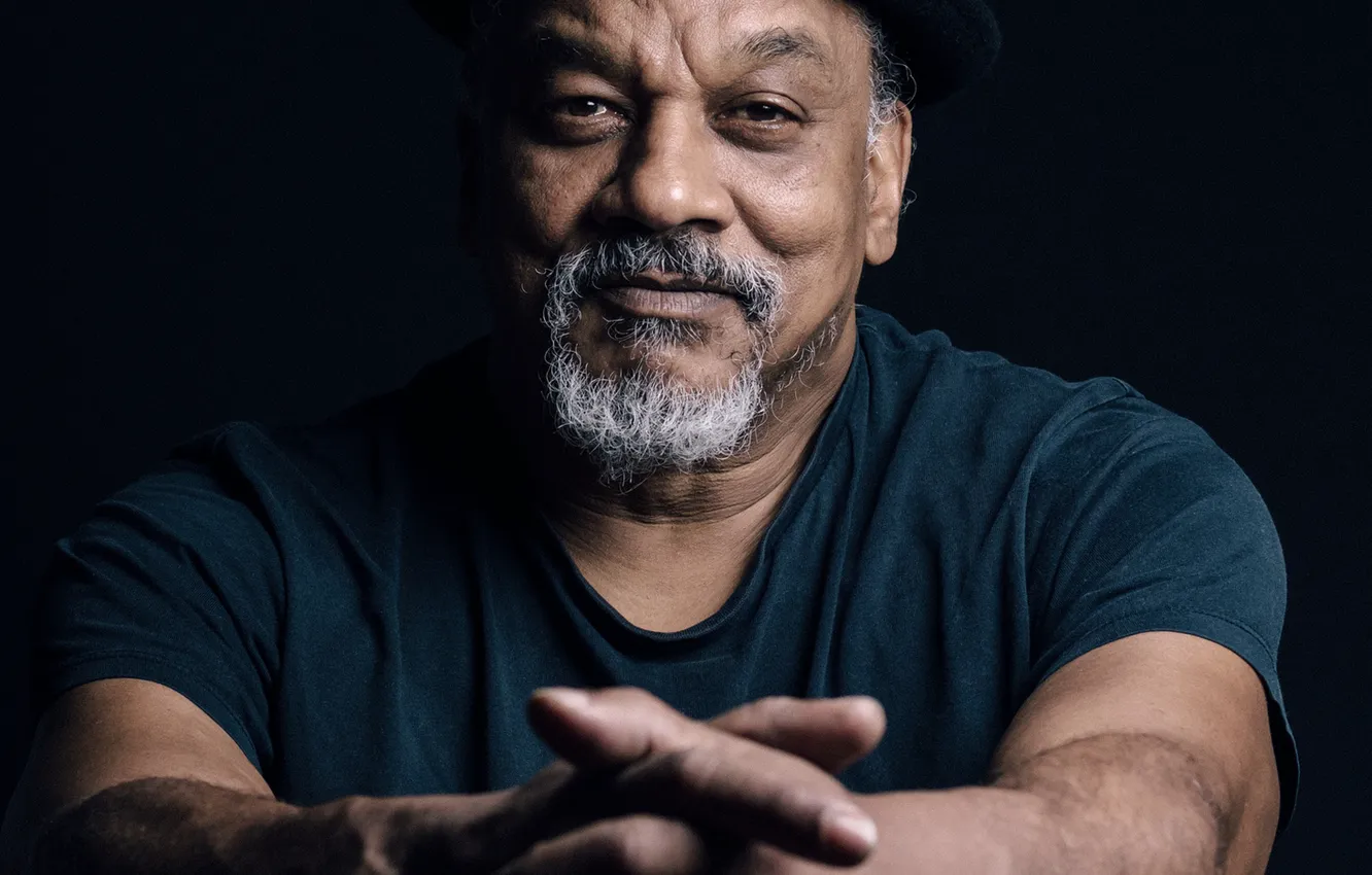 Фото обои hat, man, hands, direct gaze