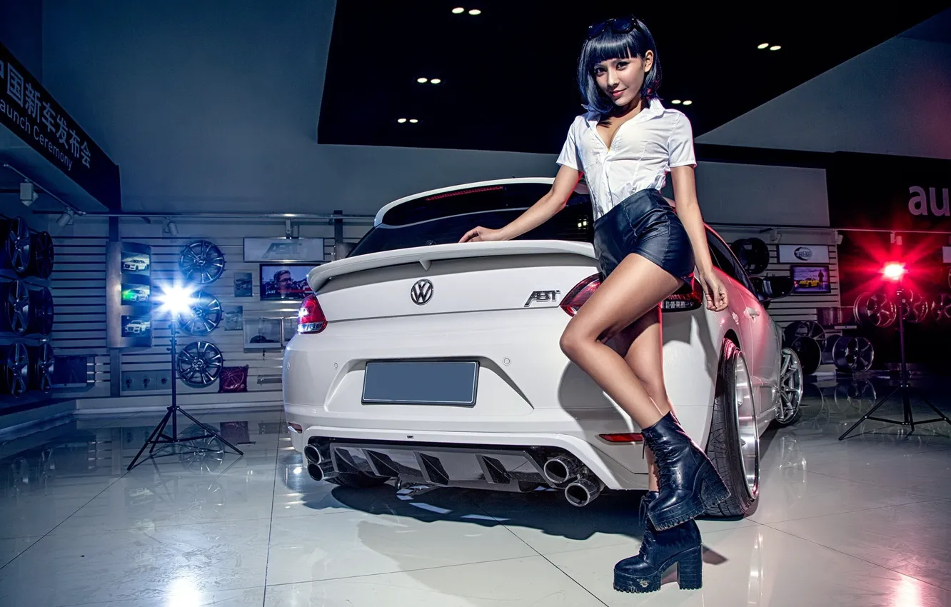 Фото обои взгляд, Девушки, Volkswagen, азиатка, красивая девушка, белый авто, позирует над машиной