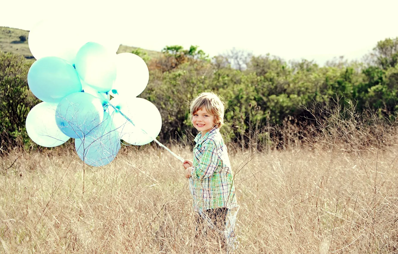 Фото обои поле, трава, шарики, ребенок, мальчик