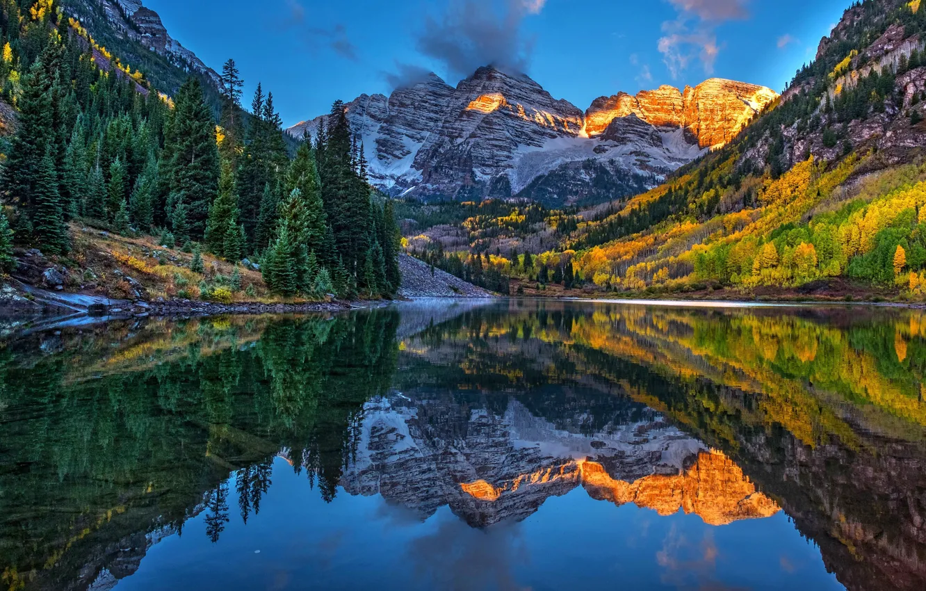 Фото обои осень, лес, горы, озеро, отражение, синева, скалы, холмы