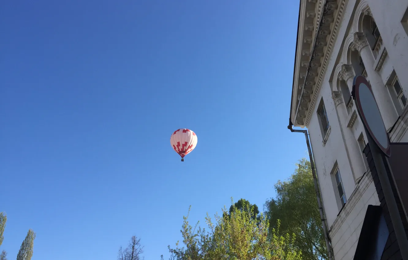Фото обои город, дом, воздушный шар, весна, утро, Йошкар-Ола