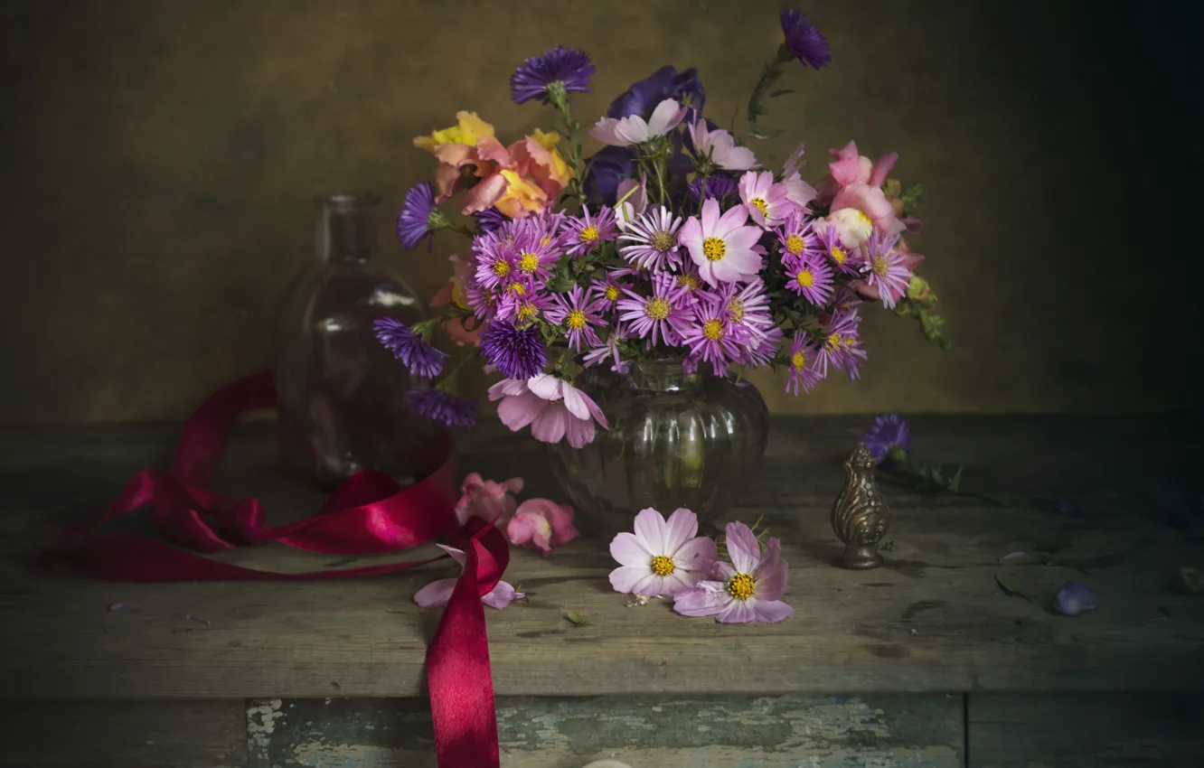 Фото обои цветы, лента, ваза, натюрморт, космея, бутыль, Лионелла Зимина