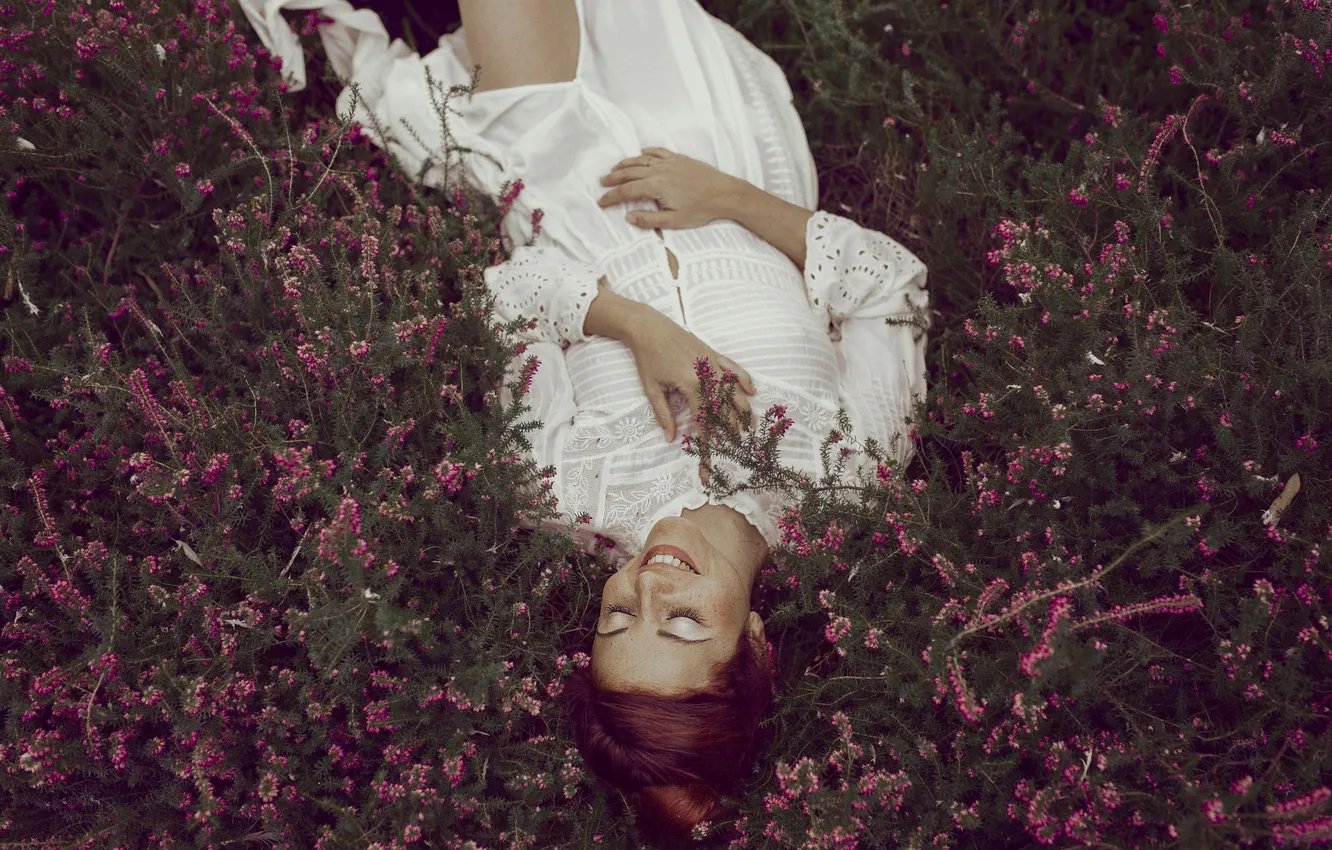 Фото обои трава, девушка, лицо, улыбка, волосы, лежит
