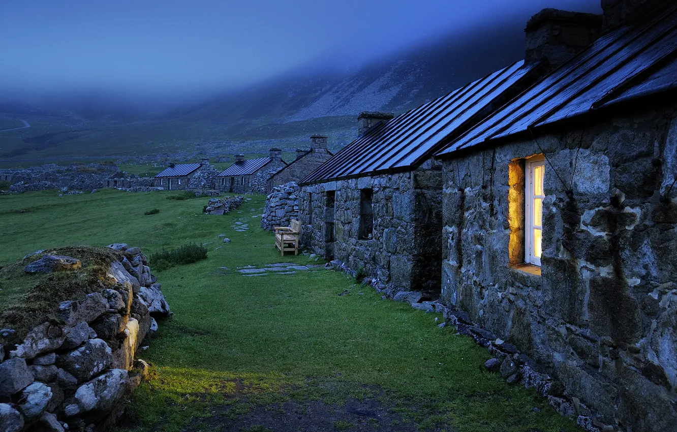 Фото обои свет, камни, зеленая трава, крыши, окно, строения, каменные домики
