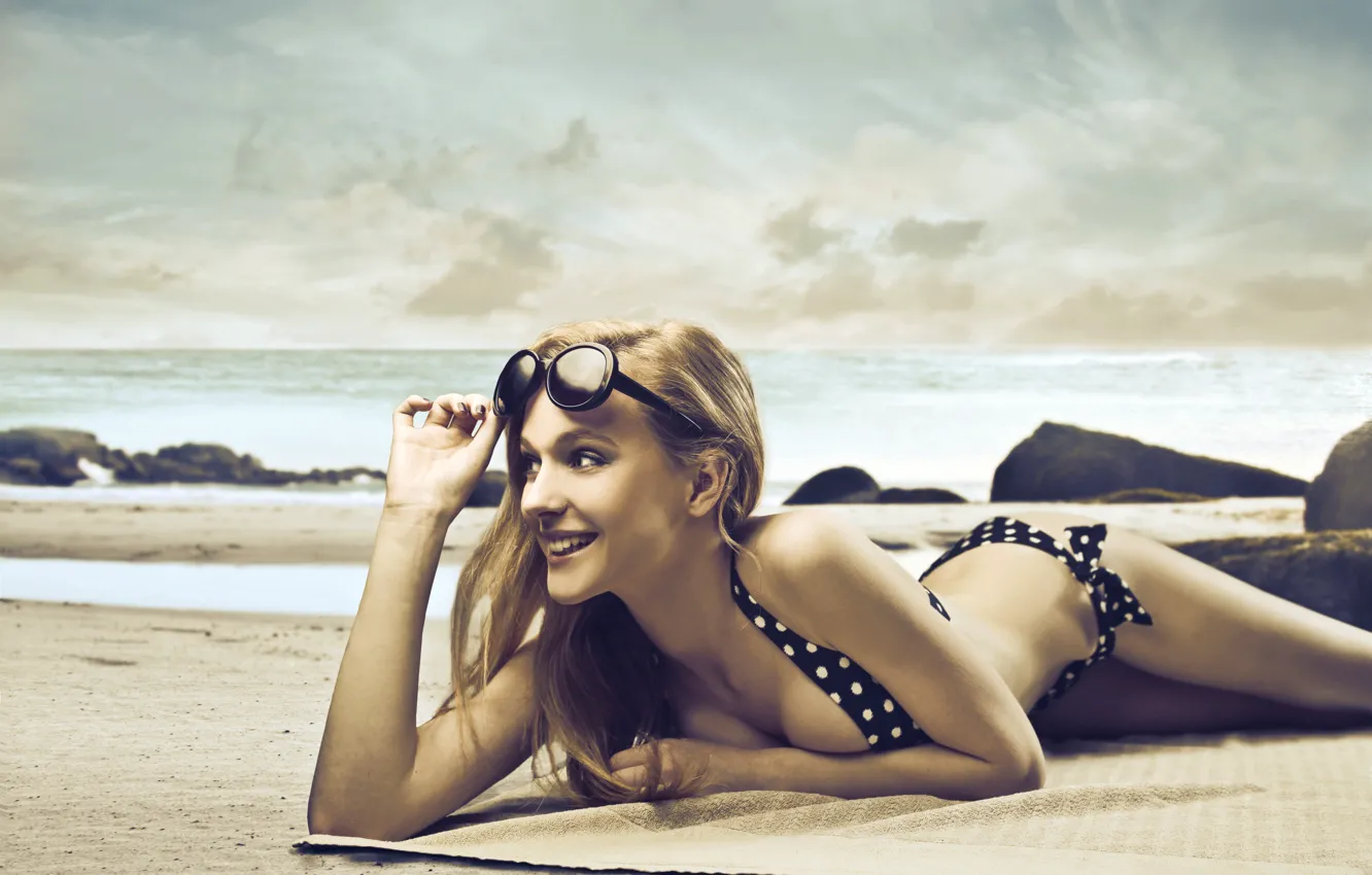Фото обои пляж, купальник, небо, девушка, улыбка, камни, очки