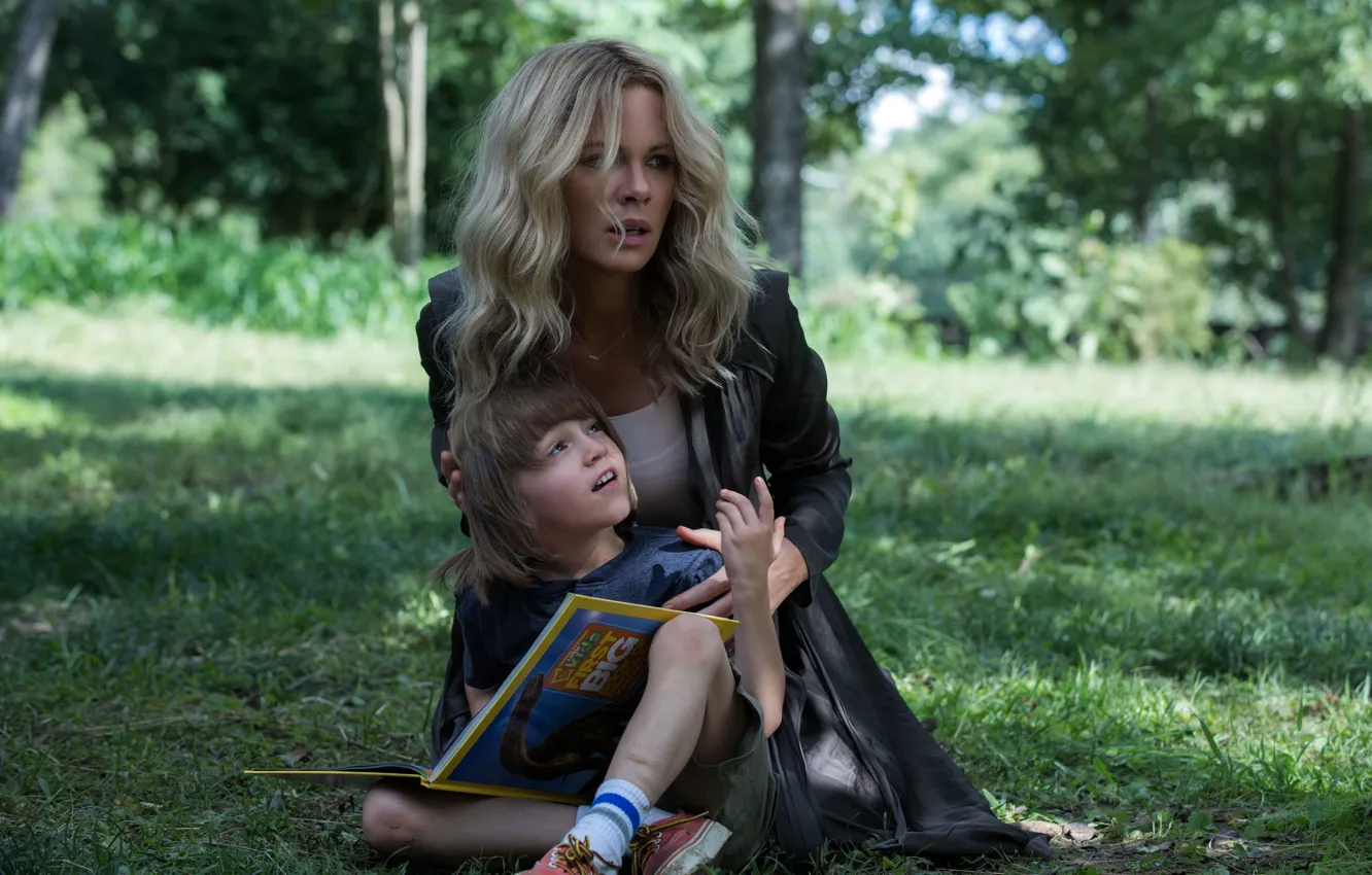 Фото обои ребенок, Kate Beckinsale, Комната разочарований, The Disappointments Room, травa