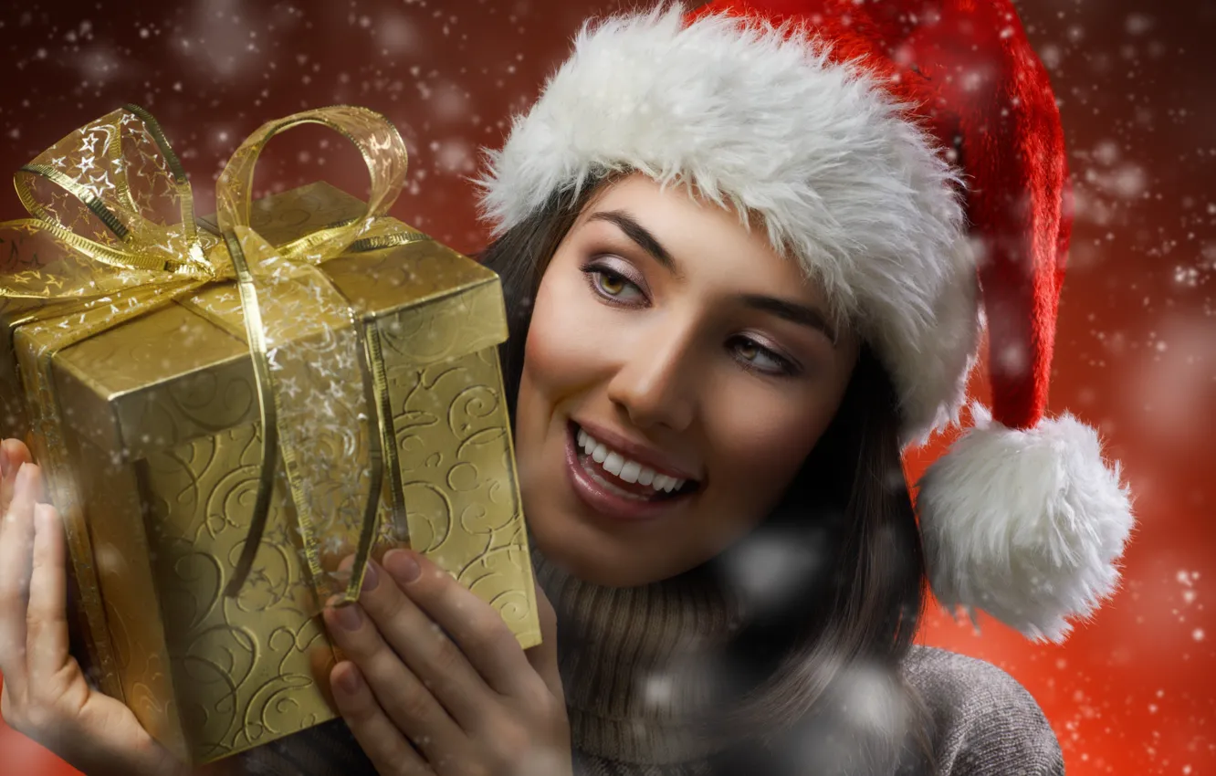Фото обои девушка, снег, улыбка, праздник, коробка, подарок, шатенка, колпак