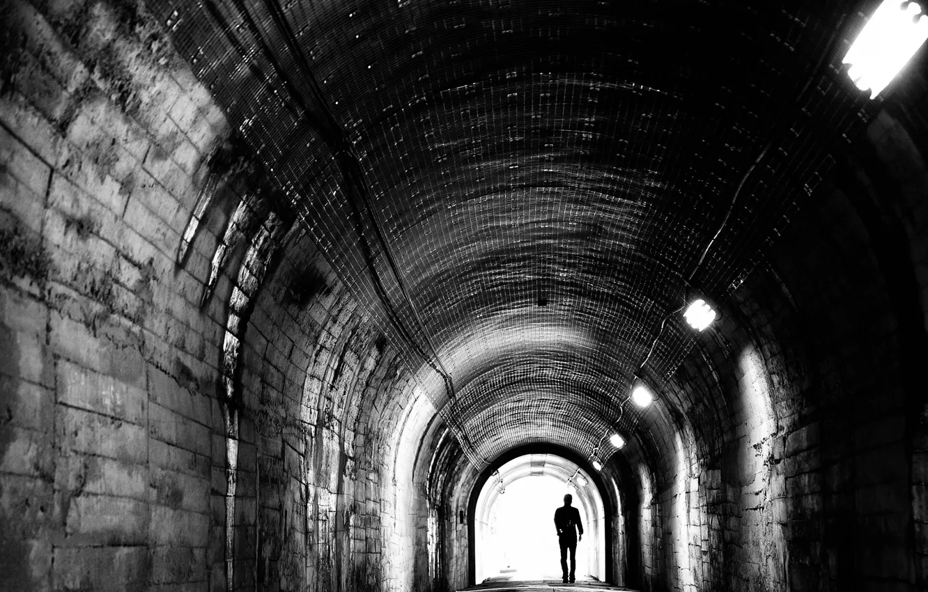 Фото обои туннель, черно-белое, мужчина, депрессия, монохром, Меланхолия