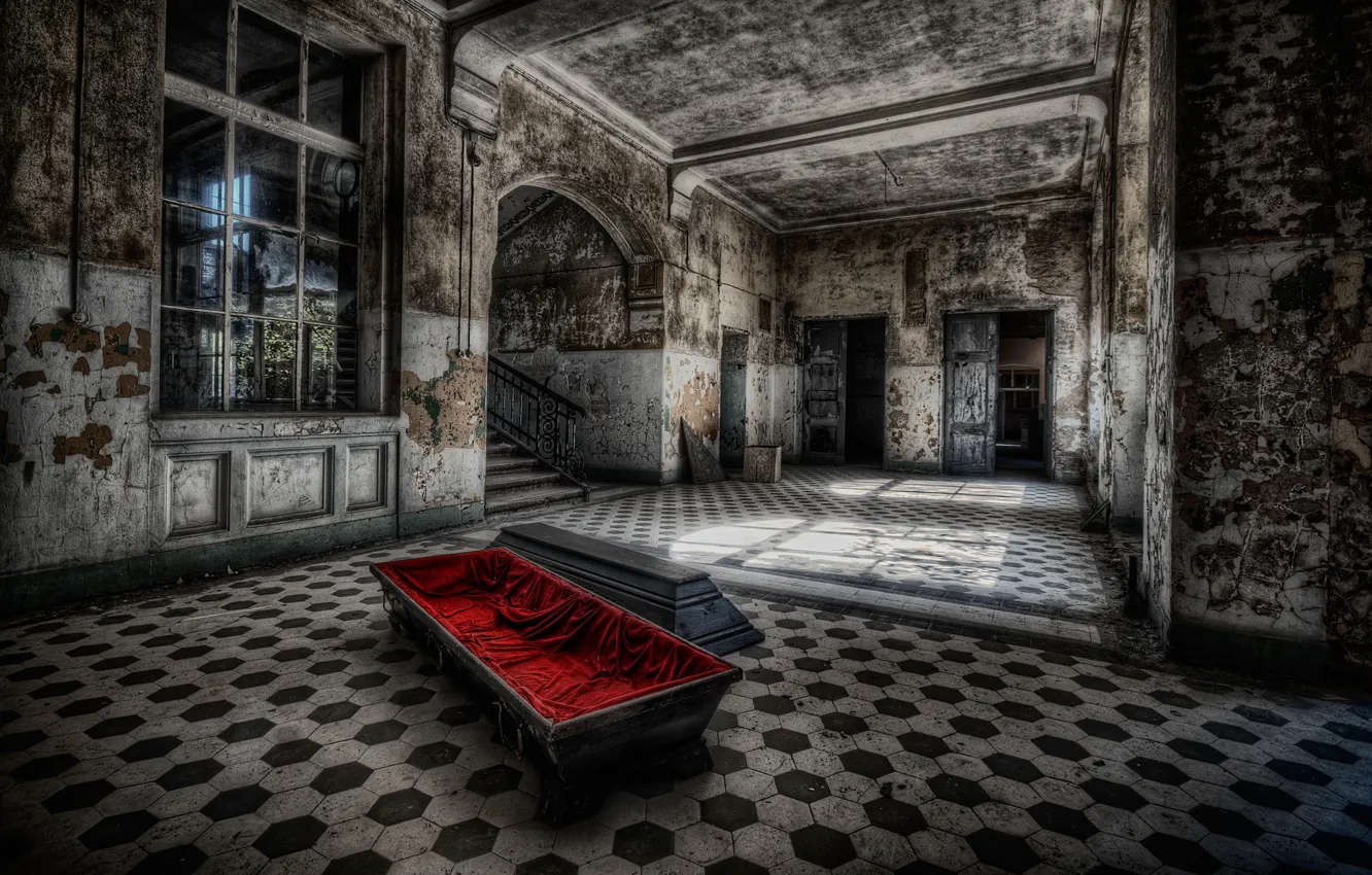 Фото обои dark, dirt, windows, walls, room, fine red velvet, coffin, casket