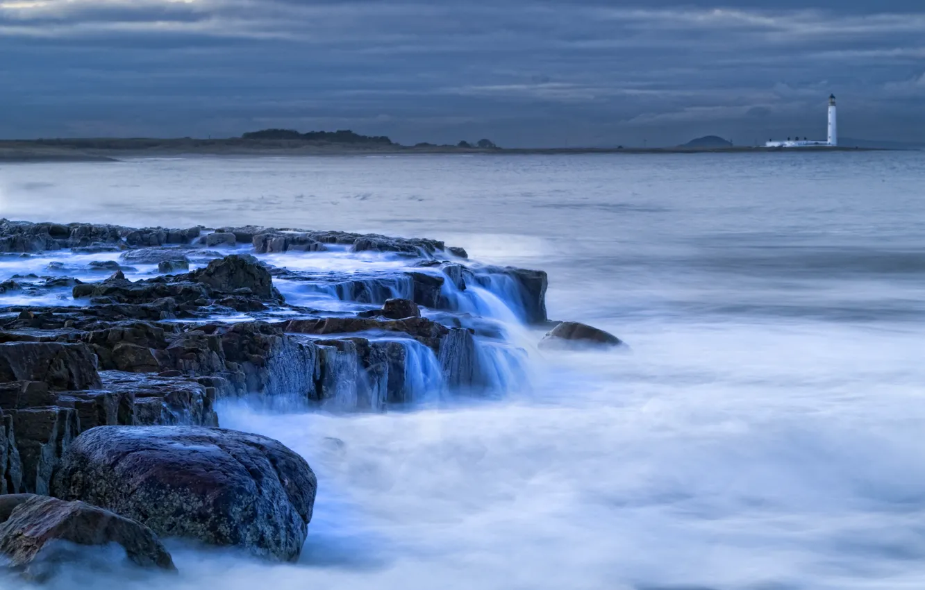 Фото обои море, небо, тучи, камни, берег, маяк, вечер, Шотландия