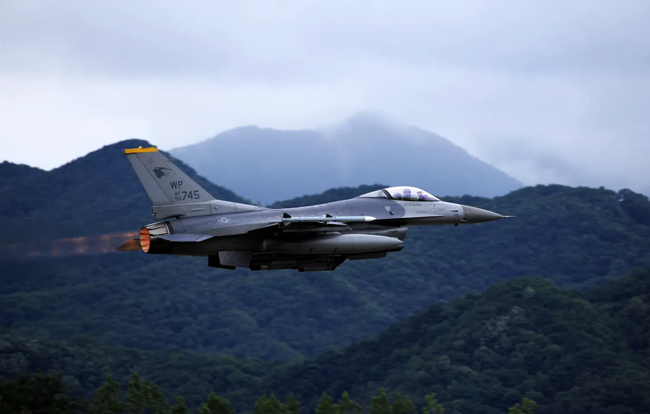 Фото обои Горы, Истребитель, Форсаж, USAF, F-16 Fighting Falcon, ПТБ, AIM-120 AMRAAM