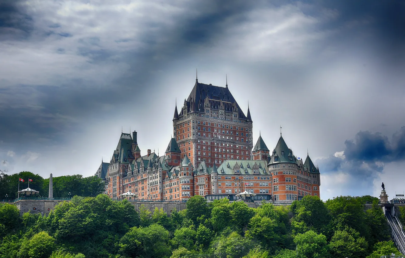 Фото обои зелень, небо, облака, деревья, замок, Канада, Quebec, Chateau Frontenac