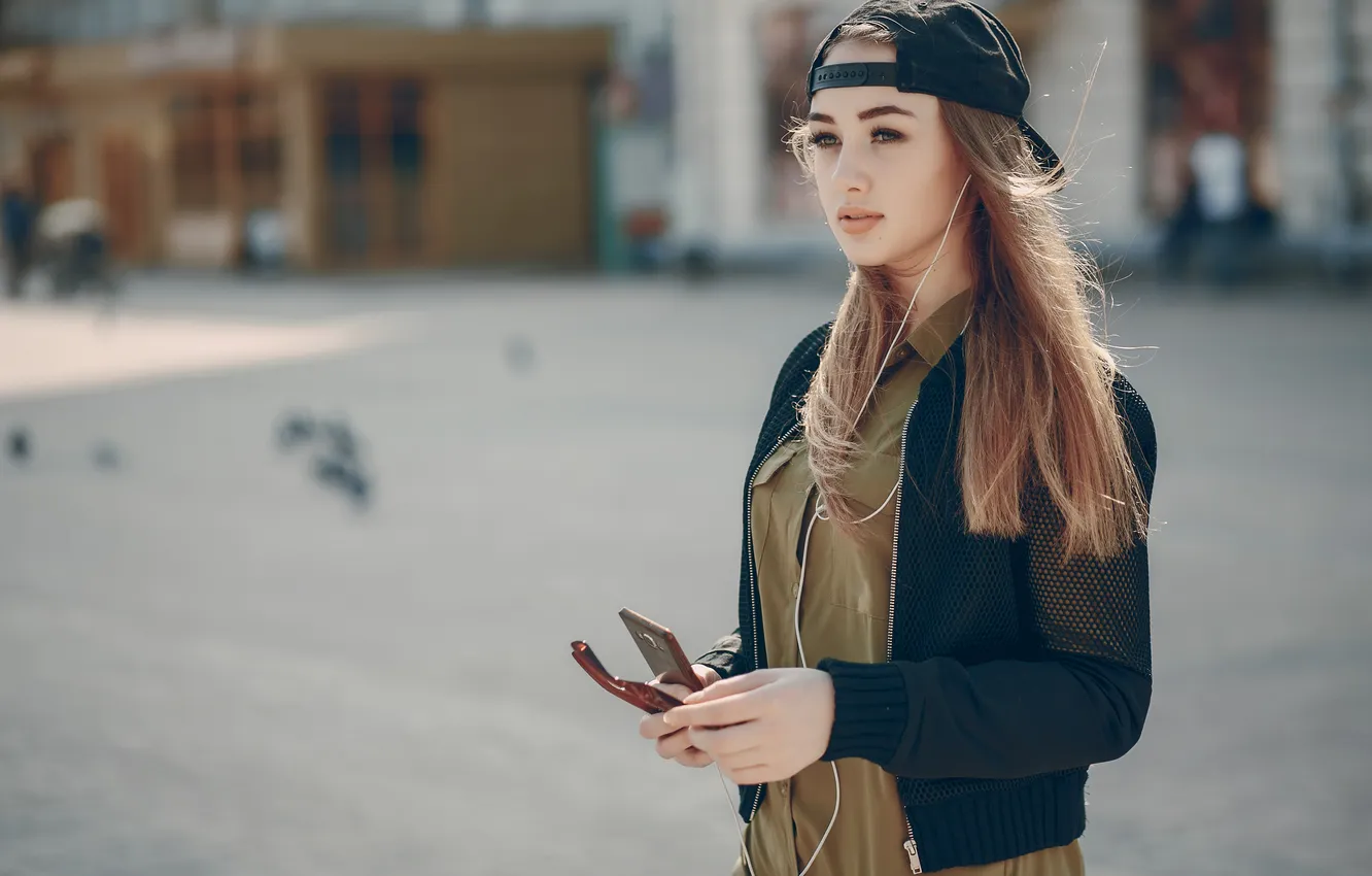 Фото обои long hair, woman, young, beautiful, model, t-shirt, Charming, baseball cap