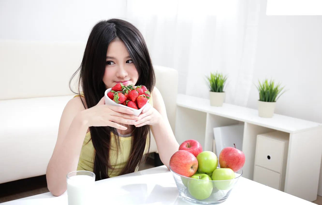 Фото обои яблоки, Девушка, интерьер, клубника, кухня, фрукты