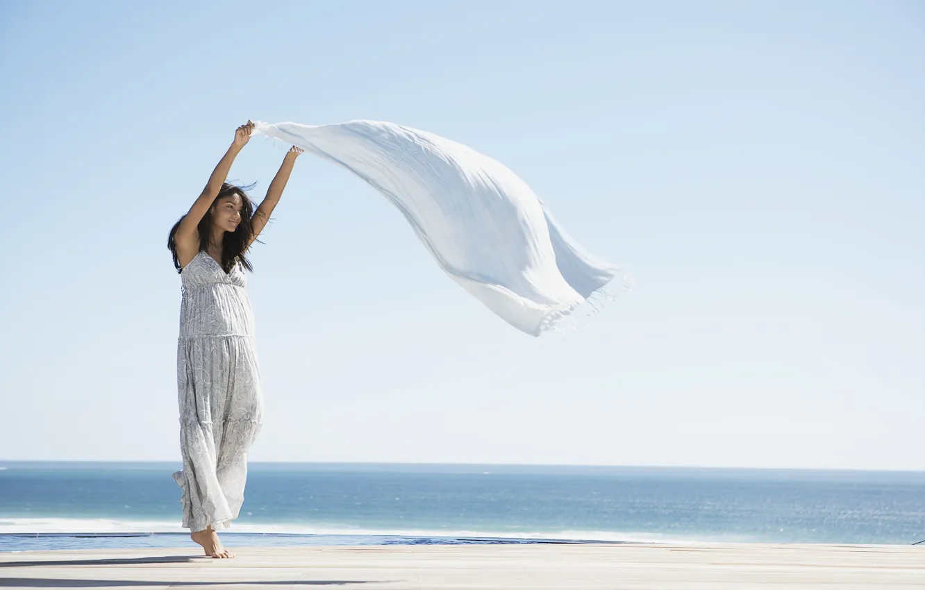 Фото обои море, девушка, улыбка, ветер, платье, ткань, шатенка