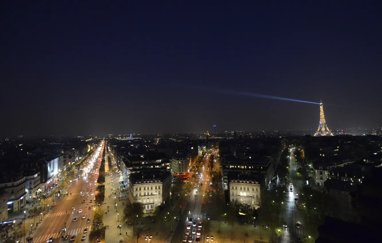 Фото обои дорога, машины, ночь, огни, Франция, Париж, луч, Эйфелева башня