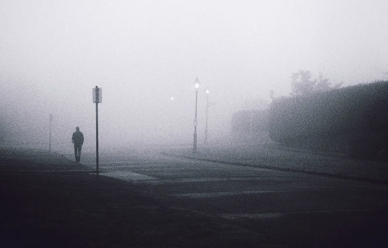 Фото обои misty, street, fog, man, lamps
