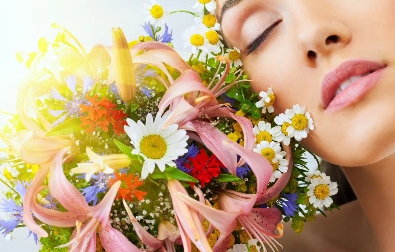 Фото обои девушка, лилии, ромашки, букет, васильки