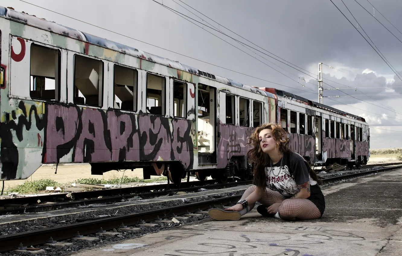 Фото обои девушка, поза, поезд, Laura Piñero