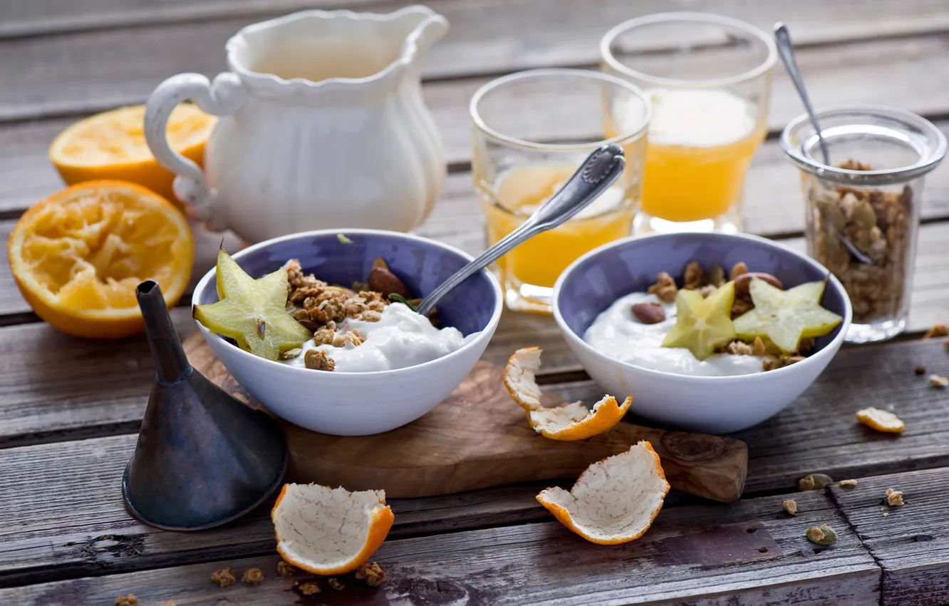 Фото обои бардак, апельсины, сок, посуда, орехи, кожура, крошки, после завтрака