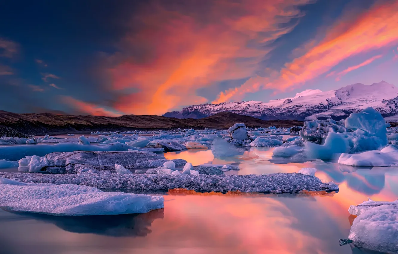 Фото обои море, небо, облака, побережье, лёд, зарево, Исландия, глыбы