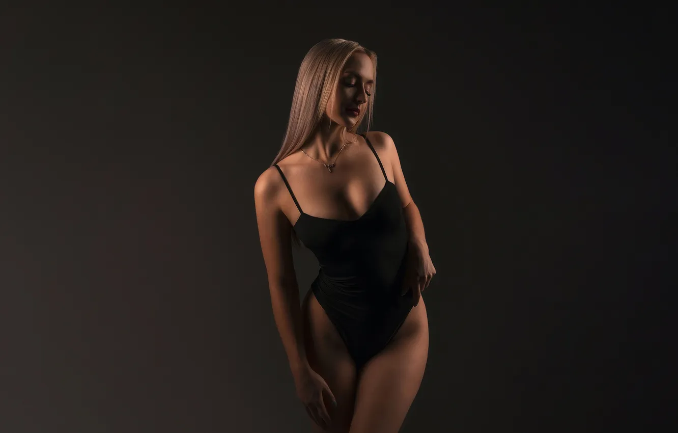 Фото обои девушка, studio, model, blonde, hips, standing, women indoors, black bodysuit