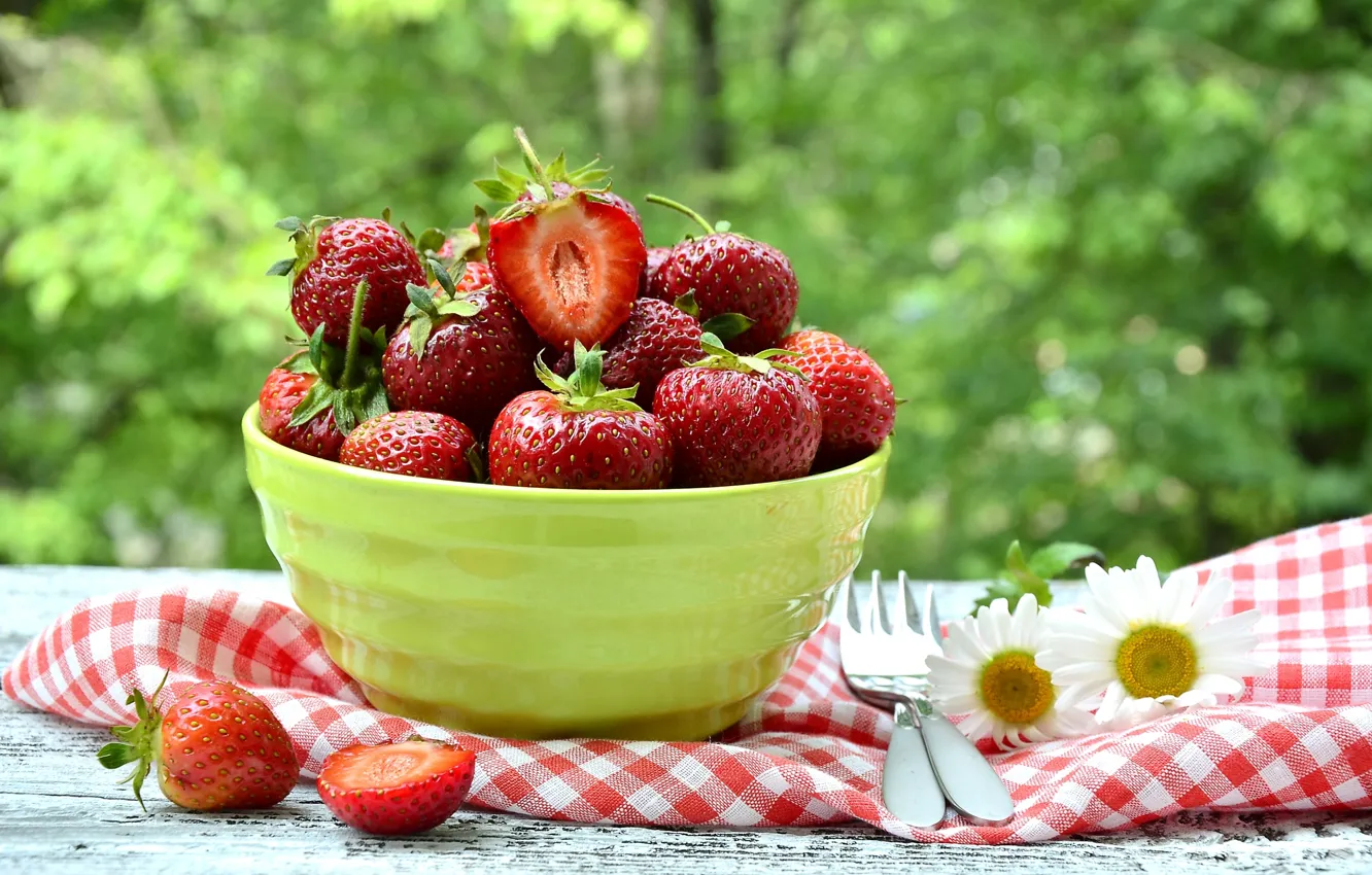 Фото обои ягоды, ромашки, клубника, миска