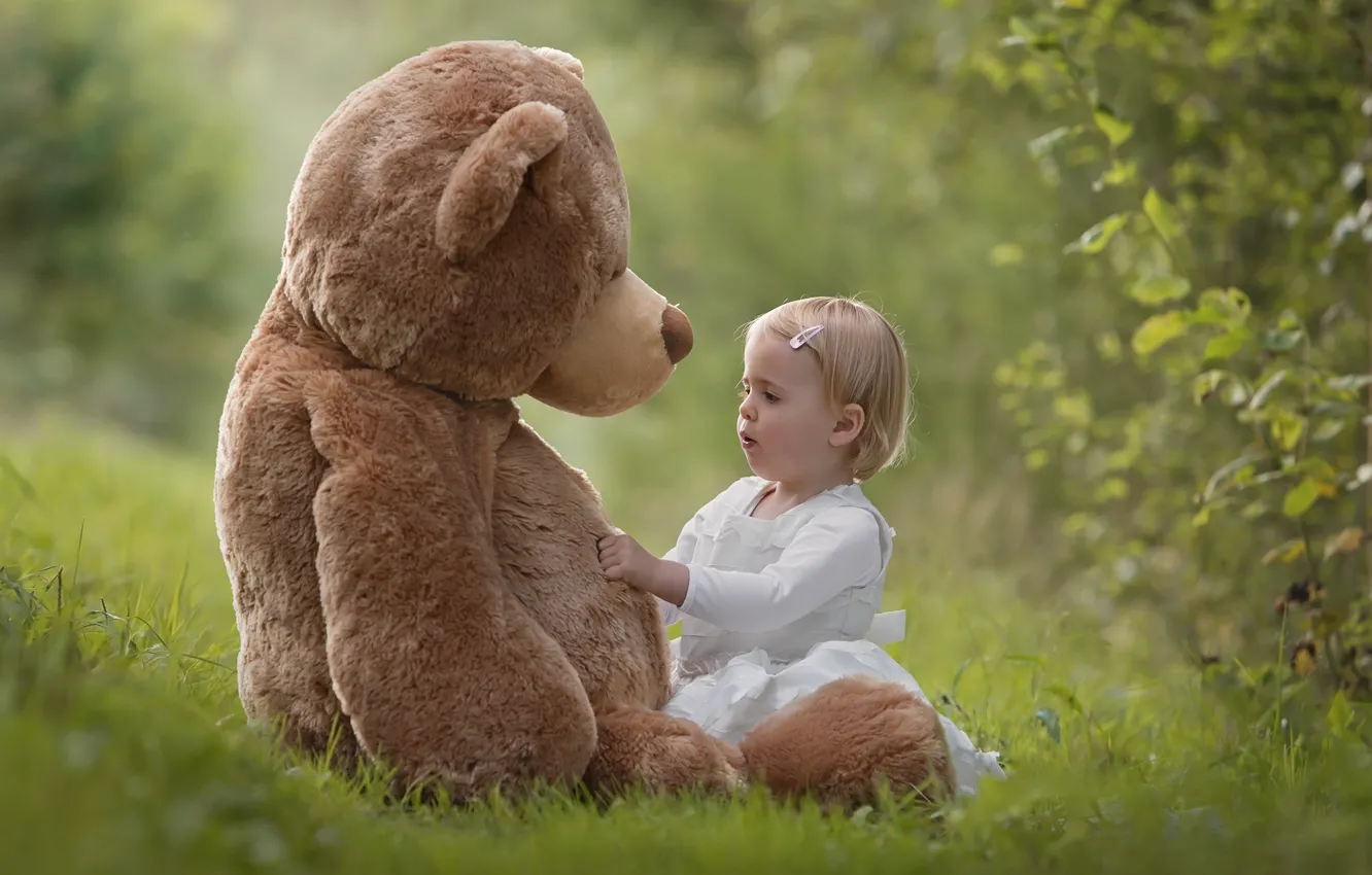 Фото обои лето, природа, игрушка, медведь, девочка, плюшевый, ребёнок