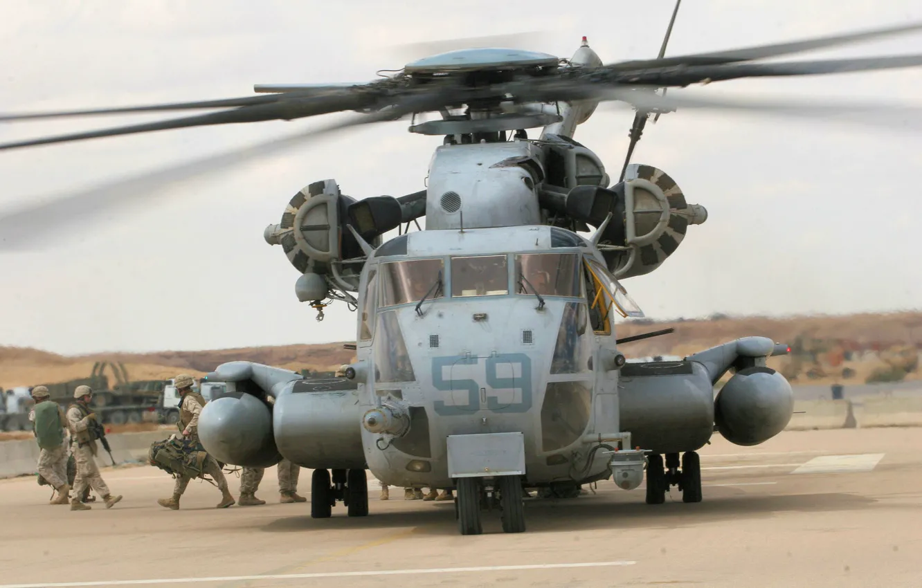 Фото обои солдаты, аэродром, CH-53 Sea Stallion, тяжёлый военно-транспортный вертолёт, Sikorsky Aero Engineering Corporation