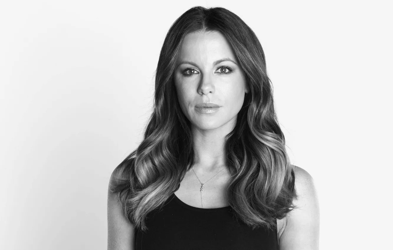 Фото обои взгляд, поза, актриса, Kate Beckinsale, Кейт Бекинсейл, hair, черно белая